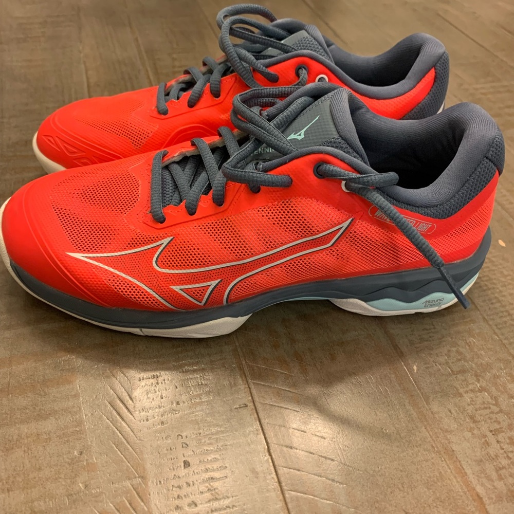 Mizuno tennis shoes